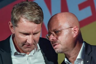 Björn Höcke (l) und Andreas Kalbitz im vergangenen Jahr während einer Wahlkampfveranstaltung.