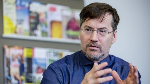 In Krisenzeiten steigt der Wert vertrauenswürdiger Informantionen, sagt Stephan Scherzer, Hauptgeschäftsführer des Verbandes Deutscher Zeitschriftenverleger (VDZ). In Krisenzeiten steigt der Wert vertrauenswürdiger Informantionen, sagt Stephan Scherzer, Hauptgeschäftsführer des Verbandes Deutscher Zeitschriftenverleger (VDZ).
