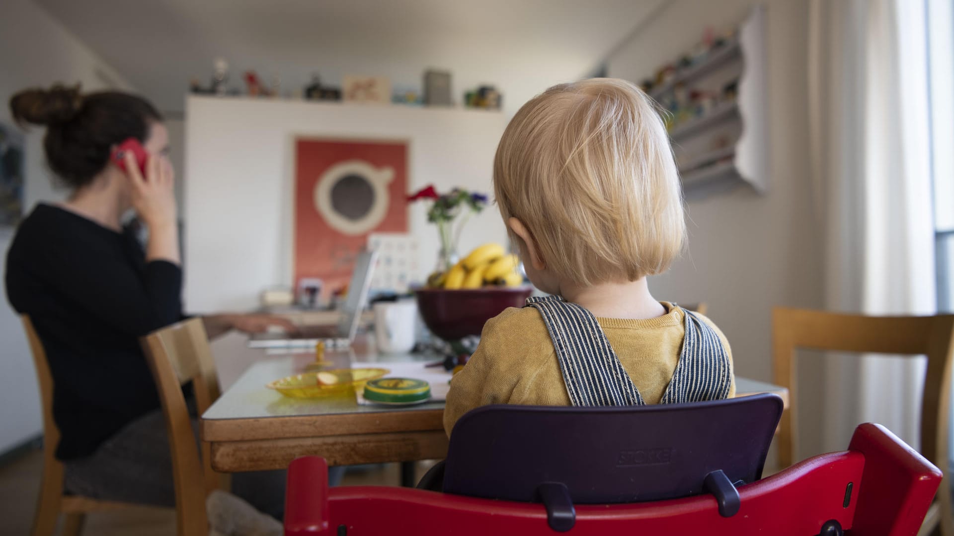 Homeoffice: Einige Eltern tauschen sich in WhatsApp-Gruppen darüber aus, wie Sie die Arbeit von Zuhause bei gleichzeitiger Kinderbetreuung meistern.