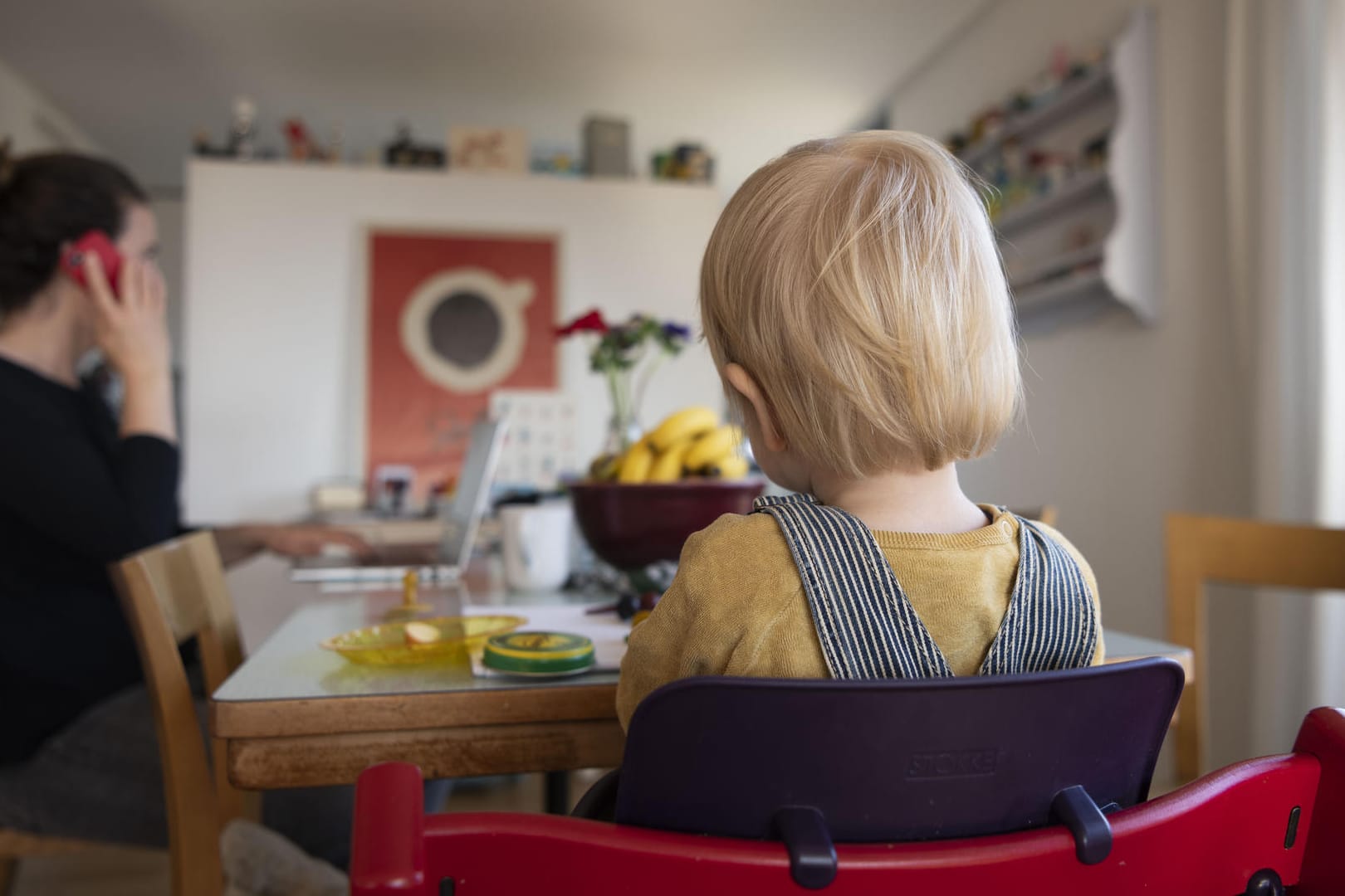 Homeoffice: Einige Eltern tauschen sich in WhatsApp-Gruppen darüber aus, wie Sie die Arbeit von Zuhause bei gleichzeitiger Kinderbetreuung meistern.