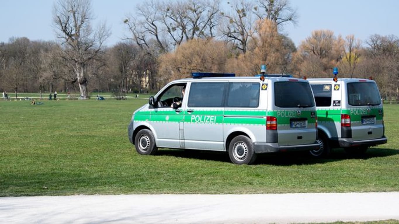 Polizeifahrzeuge im Englischen Garten in München.