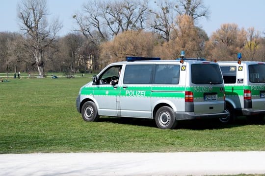 Polizeifahrzeuge im Englischen Garten in München.