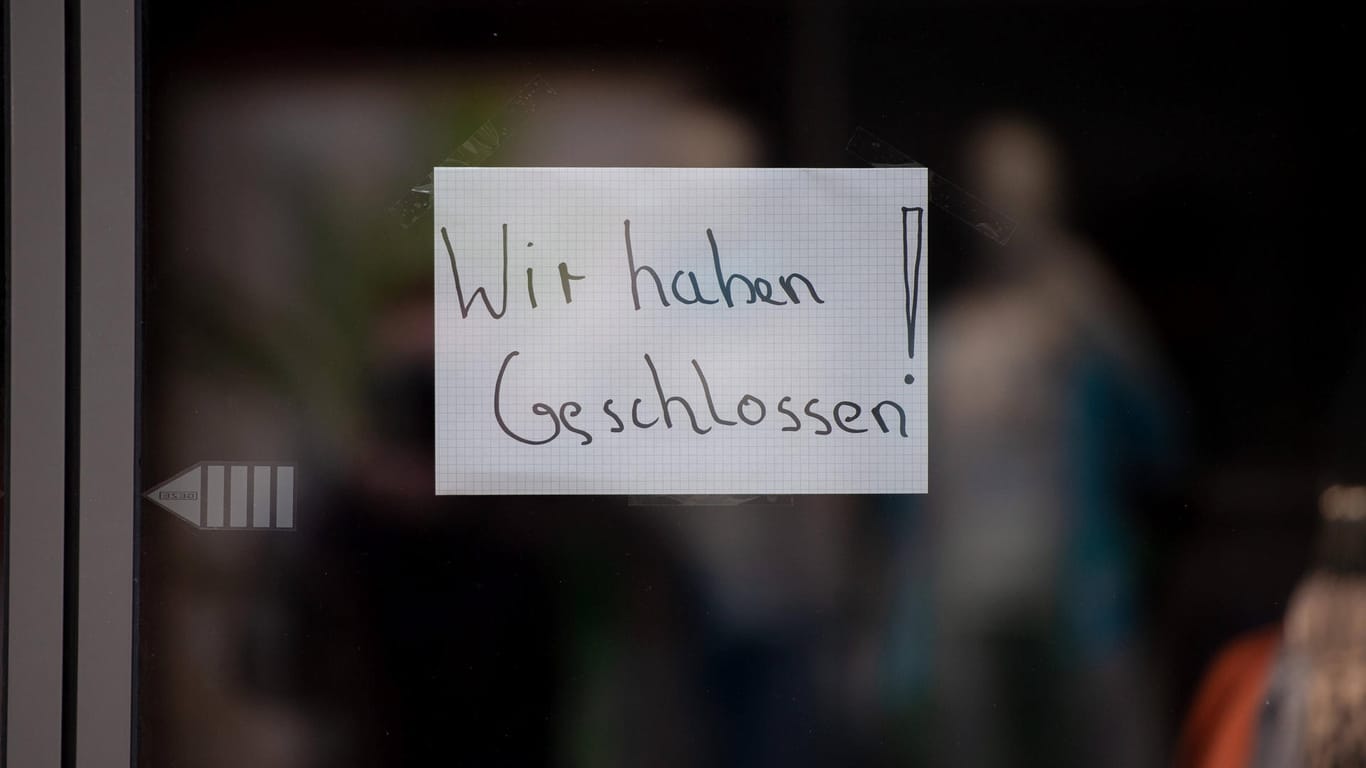 Ein "Geschlossen"-Schild hängt an der Tür eines Geschäfts: In Hagen halten sich Geschäftsinhaber teilweise nicht an die angeordneten Schließungen (Symbolbild).
