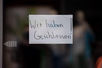 Ein "Geschlossen"-Schild hängt an der Tür eines Geschäfts: In Hagen halten sich Geschäftsinhaber teilweise nicht an die angeordneten Schließungen (Symbolbild).