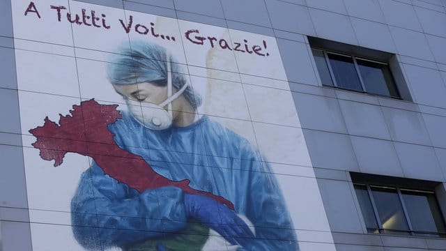 Eine riesige Zeichnung mit einer Krankenschwester an der Fassade des Krankenhauses Papa Giovanni XXIII. Eine riesige Zeichnung mit einer Krankenschwester an der Fassade des Krankenhauses Papa Giovanni XXIII.