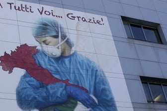 Eine riesige Zeichnung mit einer Krankenschwester an der Fassade des Krankenhauses Papa Giovanni XXIII.