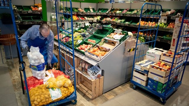 Mitarbeiter in einem Supermarkt