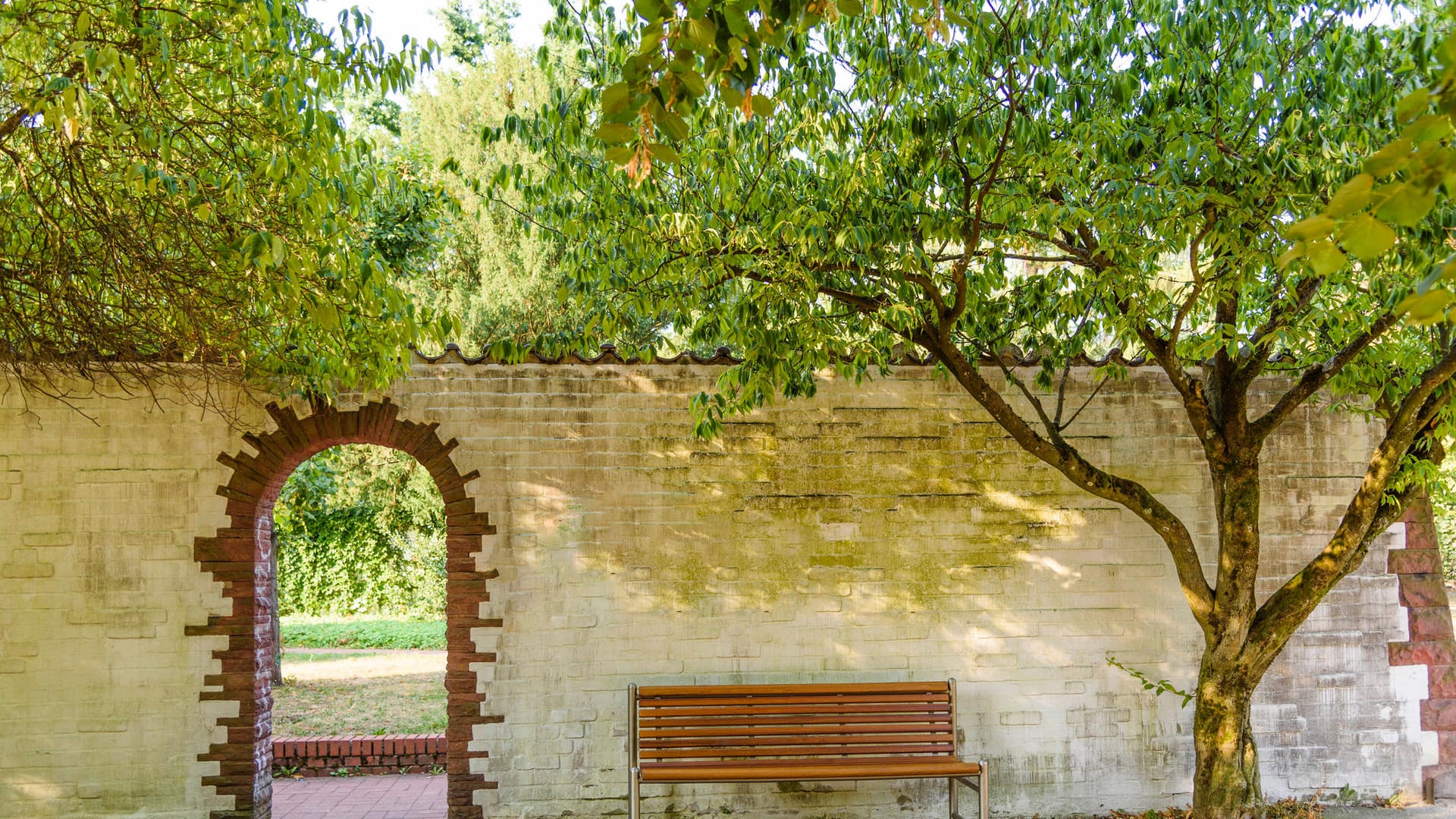 Eine Bank an einer Mauer: Der Spielplatz im Stadtpark Nürnberg ist am Mittwoch menschenleer.