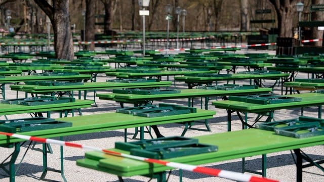 Der abgesperret Biergarten am chinesischen Turm im Englischen Garten.