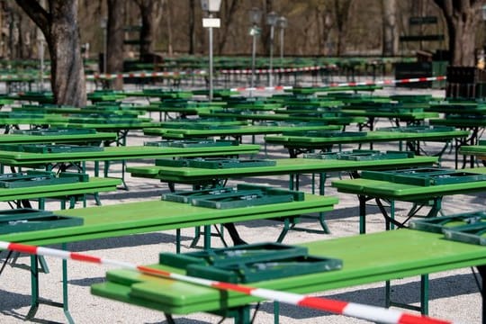 Der abgesperret Biergarten am chinesischen Turm im Englischen Garten.