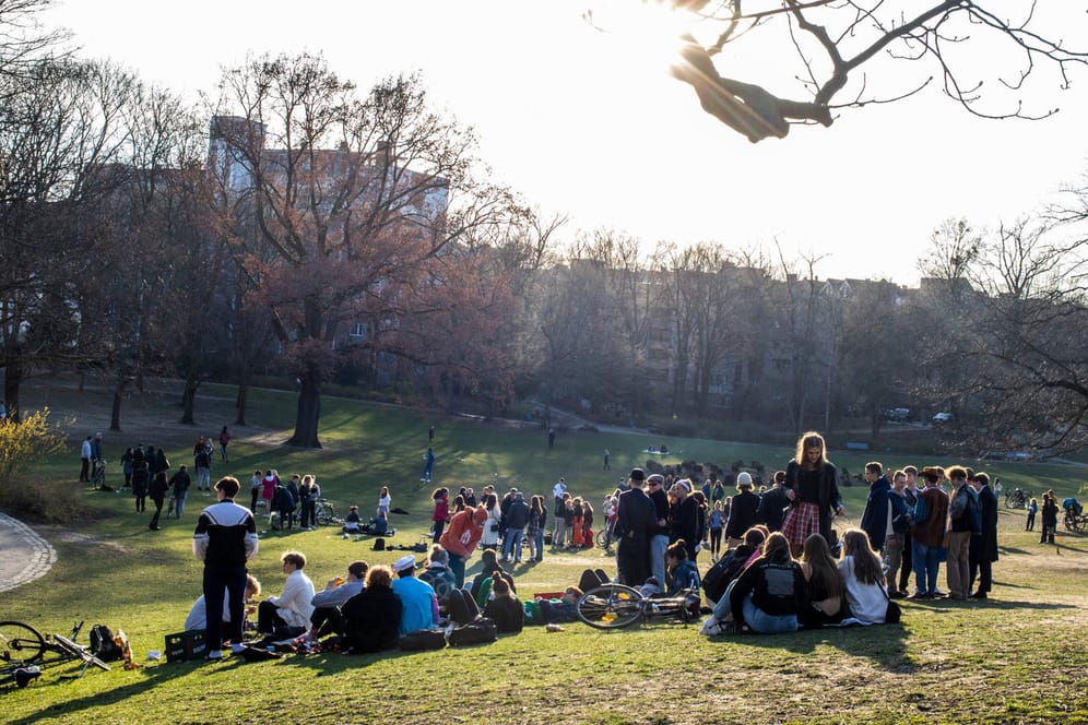 Schüler und Junge Leute im Park in einem Park in Berlin: Viele sind angesichts der Corona-Krise noch zu sorglos.