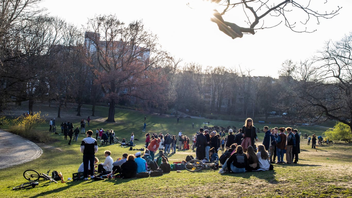 Schüler und Junge Leute im Park in einem Park in Berlin: Viele sind angesichts der Corona-Krise noch zu sorglos.