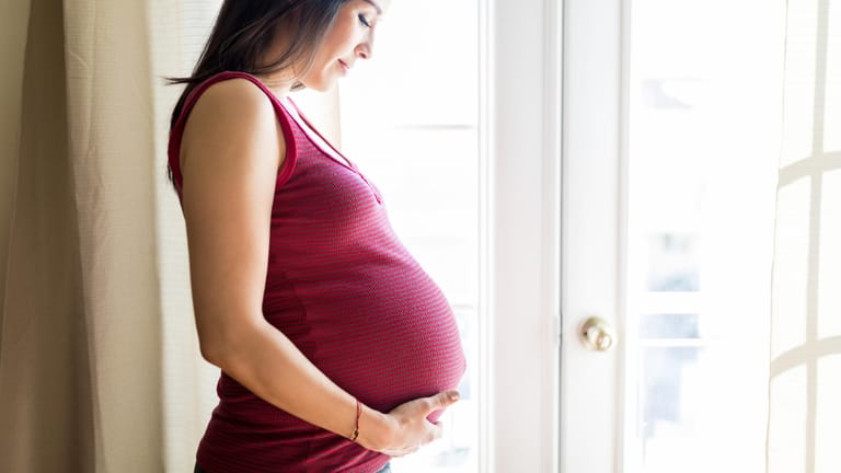 Schwangere: Gerade für werdende Mütter und Eltern von Säuglingen stellen sich viele Fragen zum Coronavirus.