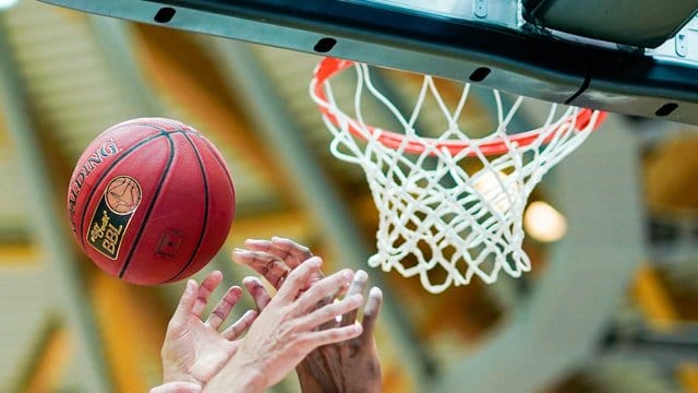 Immer mehr Bundesligisten schicken ihre ausländischen Spieler nach Hause. Immer mehr Bundesligisten schicken ihre ausländischen Spieler nach Hause.