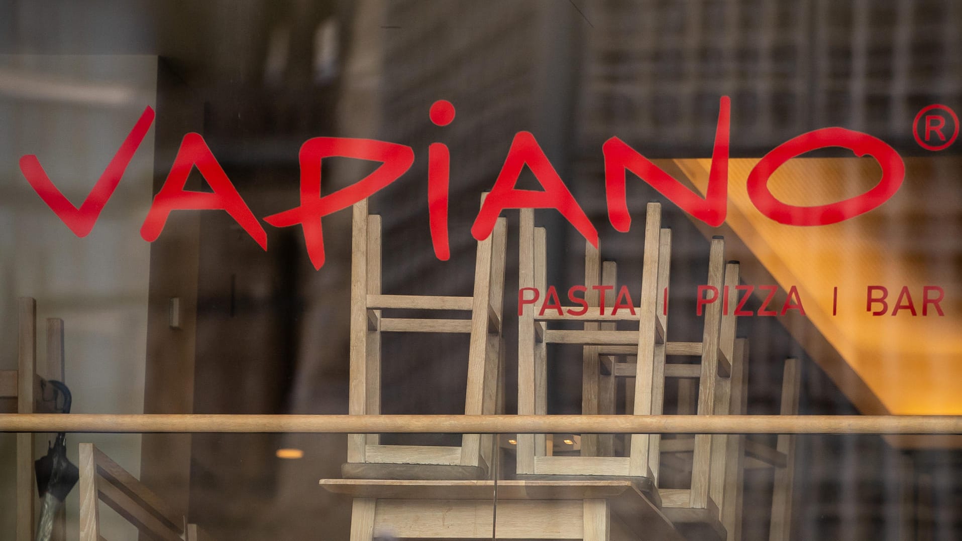 Die Stühle sind hochgestellt: Die angeschlagene Restaurantkette Vapiano hat in Folge starker Umsatzeinbrüche Insolvenz angemeldet.