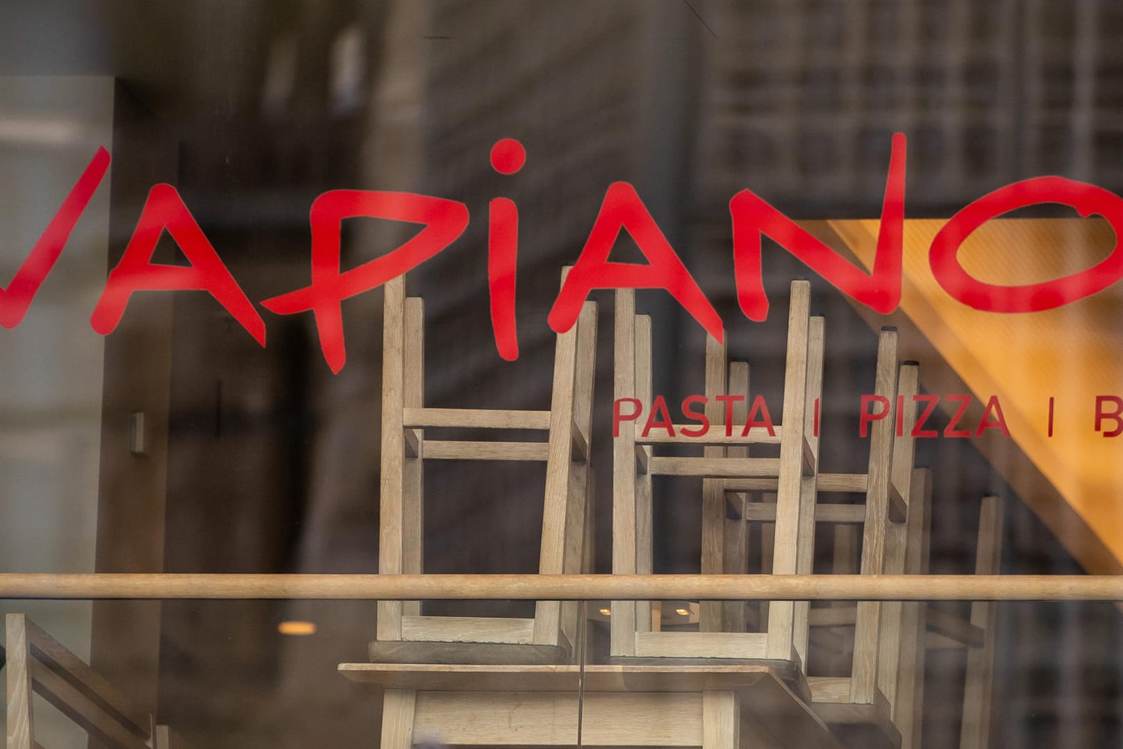 Die Stühle sind hochgestellt: Die angeschlagene Restaurantkette Vapiano hat in Folge starker Umsatzeinbrüche Insolvenz angemeldet. Die Stühle sind hochgestellt: Die angeschlagene Restaurantkette Vapiano hat in Folge starker Umsatzeinbrüche Insolvenz angemeldet.