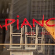 Die Stühle sind hochgestellt: Die angeschlagene Restaurantkette Vapiano hat in Folge starker Umsatzeinbrüche Insolvenz angemeldet.