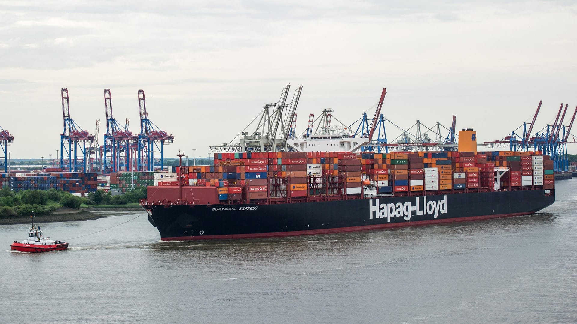 Ein Hapag-Lloyd-Containerschiff fährt in den Hamburger Hafen ein (Archivbild): Das könnte Hamburg offenbar eigentlich mehr Geld einbringen als es der Fall ist. Ein Hapag-Lloyd-Containerschiff fährt in den Hamburger Hafen ein (Archivbild): Das könnte Hamburg offenbar eigentlich mehr Geld einbringen als es der Fall ist.