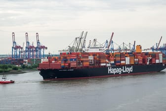 Ein Hapag-Lloyd-Containerschiff fährt in den Hamburger Hafen ein (Archivbild): Das könnte Hamburg offenbar eigentlich mehr Geld einbringen als es der Fall ist.