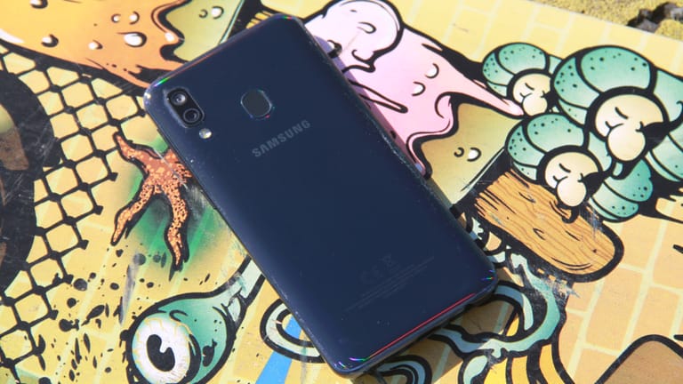 Das Samsung Galaxy A40: Unser Testsieger mit tollem OLED-Bildschirm.