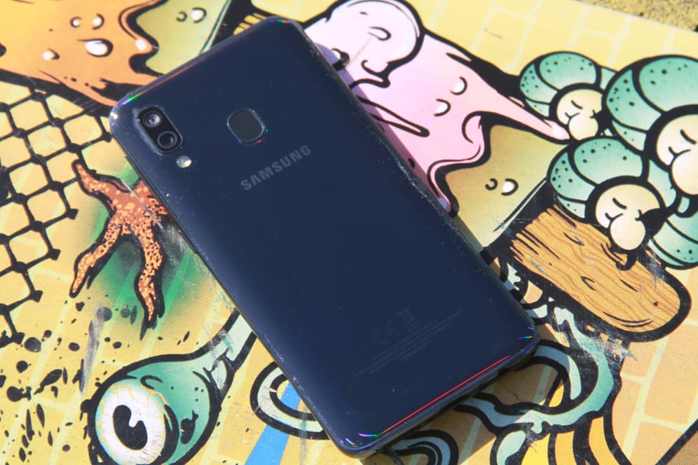 Das Samsung Galaxy A40: Unser Testsieger mit tollem OLED-Bildschirm.