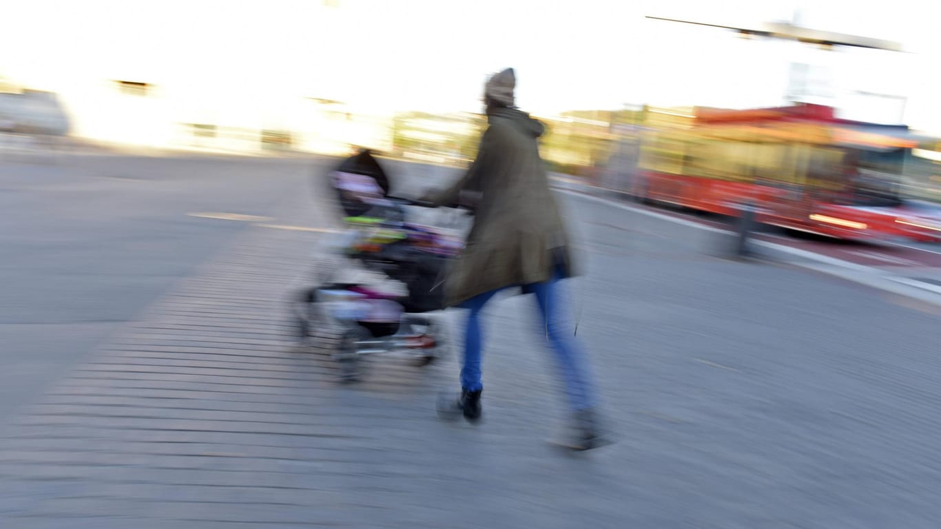 Eine Frau schiebt einen Kinderwagen: In Mannheim hat sich eine Mutter offenbar ordentlich in einem Krankenhaus bedient und Hunderte Artikel gestohlen.
