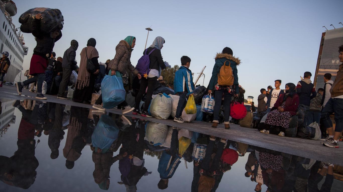 Athen holt Migranten zurück: Migranten aus einem Lager auf der griechischen Insel Lesbos erreichen das Festland und werden in Auffanglager transportiert. (Symbolbild)