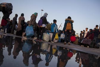 Athen holt Migranten zurück: Migranten aus einem Lager auf der griechischen Insel Lesbos erreichen das Festland und werden in Auffanglager transportiert. (Symbolbild)