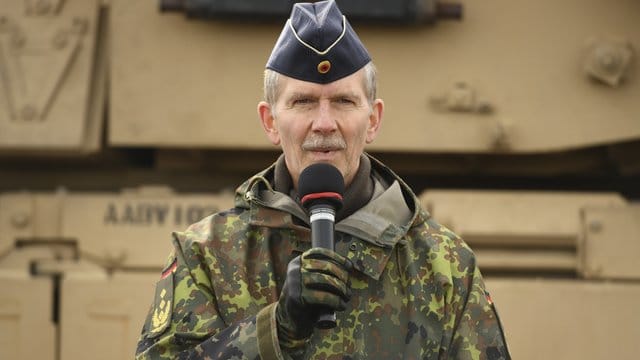 General Martin Schelleis, Inspekteur der Streitkräftebasis der Bundeswehr. General Martin Schelleis, Inspekteur der Streitkräftebasis der Bundeswehr.