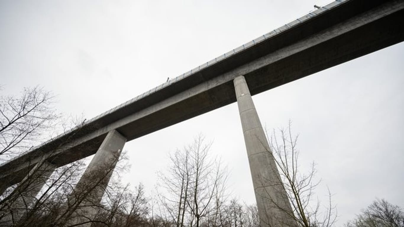 Die Teißtal-Brücke mit der ICE-Strecke überspannt das Tal.