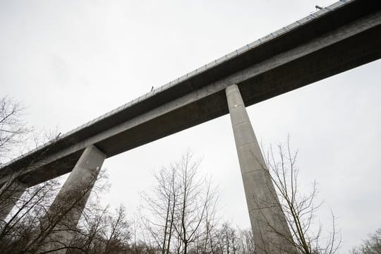 Die Teißtal-Brücke mit der ICE-Strecke überspannt das Tal.