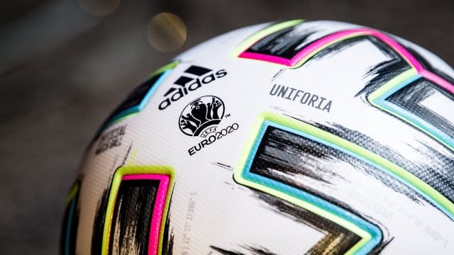 Die UEFA gab bekannt, dass es noch nicht entschieden sei, dass die EM im kommenden Jahr weiter EURO 2020 heiße. Die UEFA gab bekannt, dass es noch nicht entschieden sei, dass die EM im kommenden Jahr weiter EURO 2020 heiße.