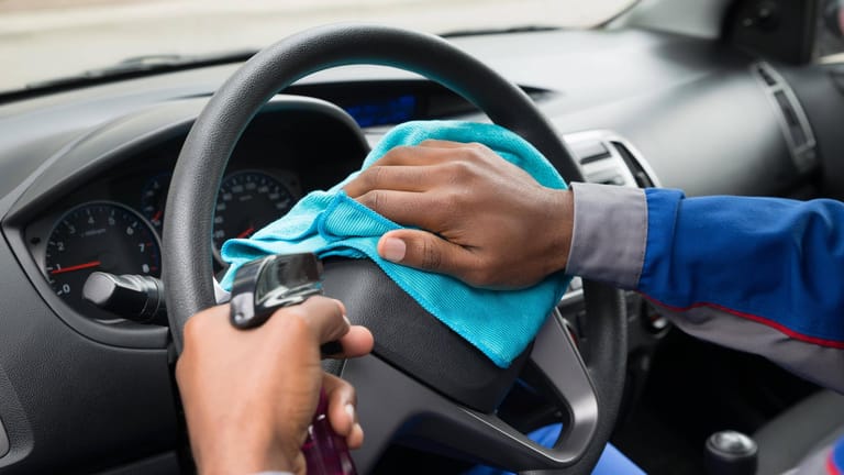 Hygiene im Auto: Nicht nur das Lenkrad sollten Sie gerade jetzt regelmäßig desinfizieren – im Idealfall nach jeder Fahrt.