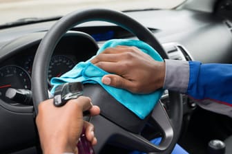 Hygiene im Auto: Nicht nur das Lenkrad sollten Sie gerade jetzt regelmäßig desinfizieren – im Idealfall nach jeder Fahrt.