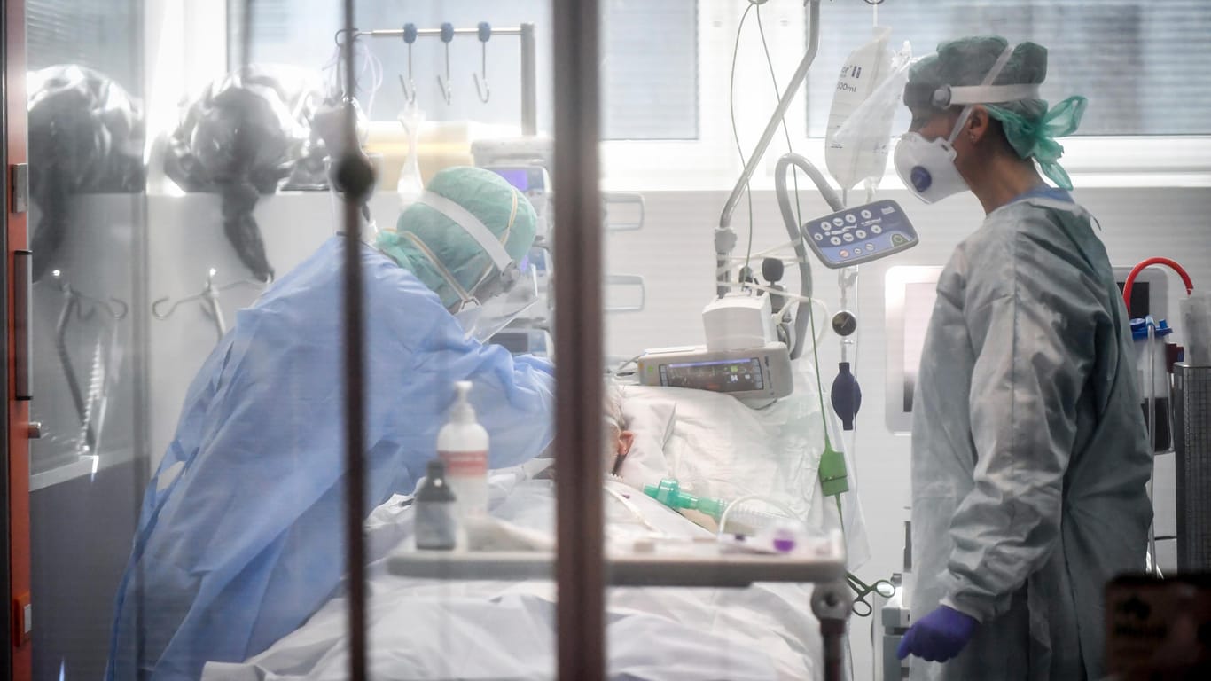Medizinisches Personal behandelt auf der Intensivstation des Krankenhauses von Brescia einen Patienten: Mehr as 4.000 Menschen sind dem Coronavirus in Italien schon zum Opfer gefallen.