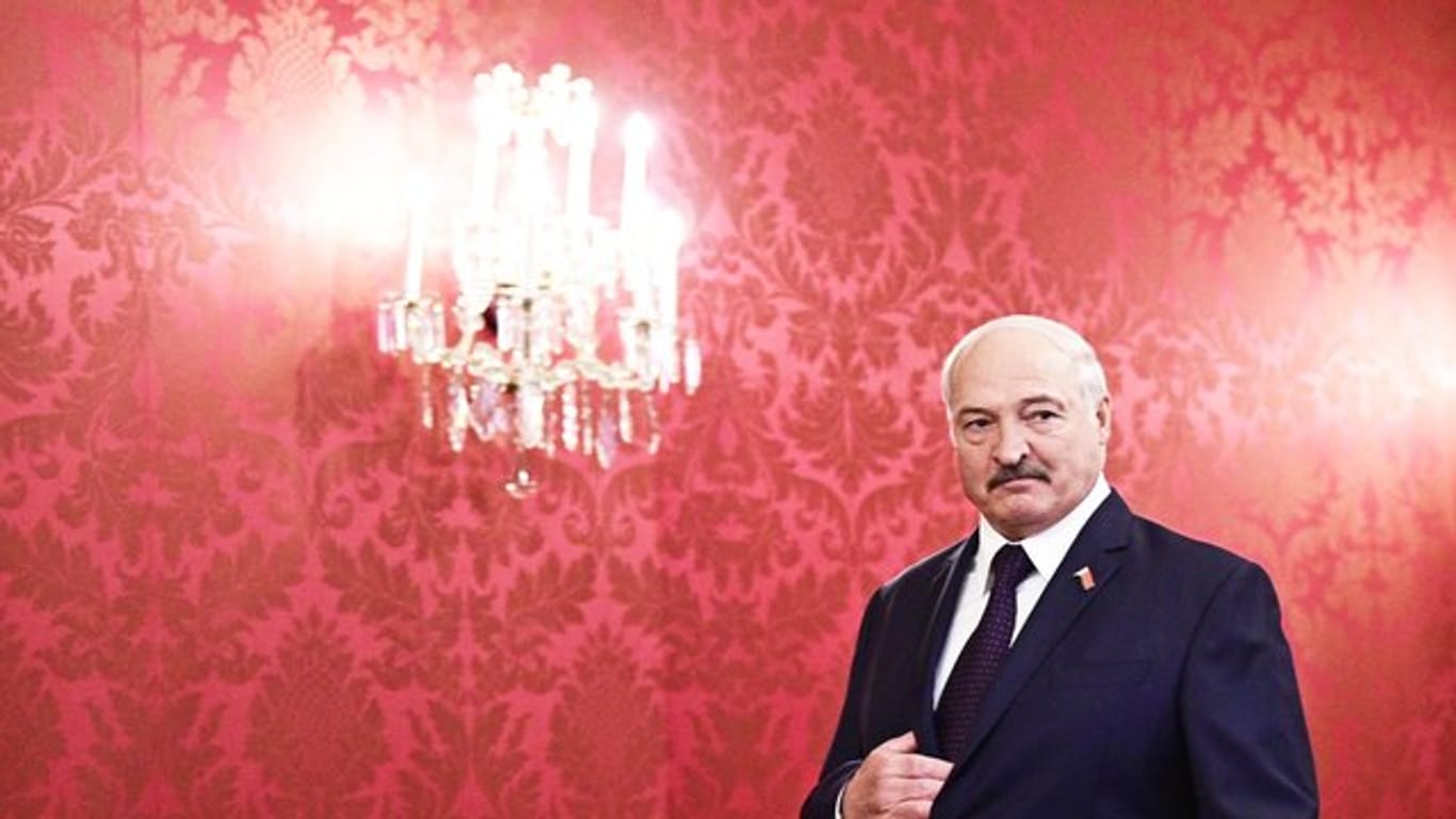 Weißrusslands Präsident Alexander Lukaschenko hatte Einschränkungen in anderen Ländern wegen des Coronavirus als Panikmache kritisiert.
