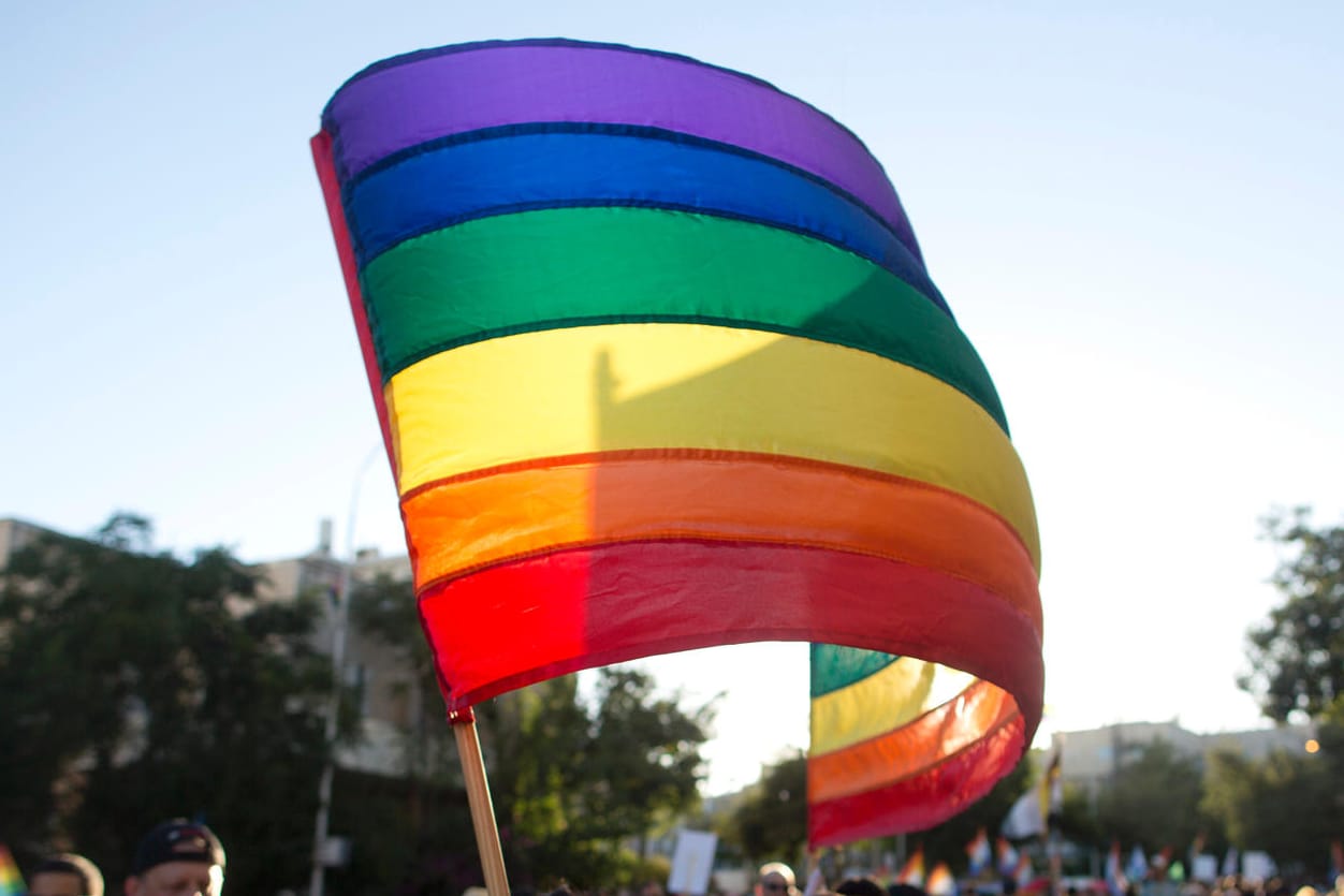 Symbolbild: Polnischer Schauspieler outet sich mit 100 Jahren als homosexuell.