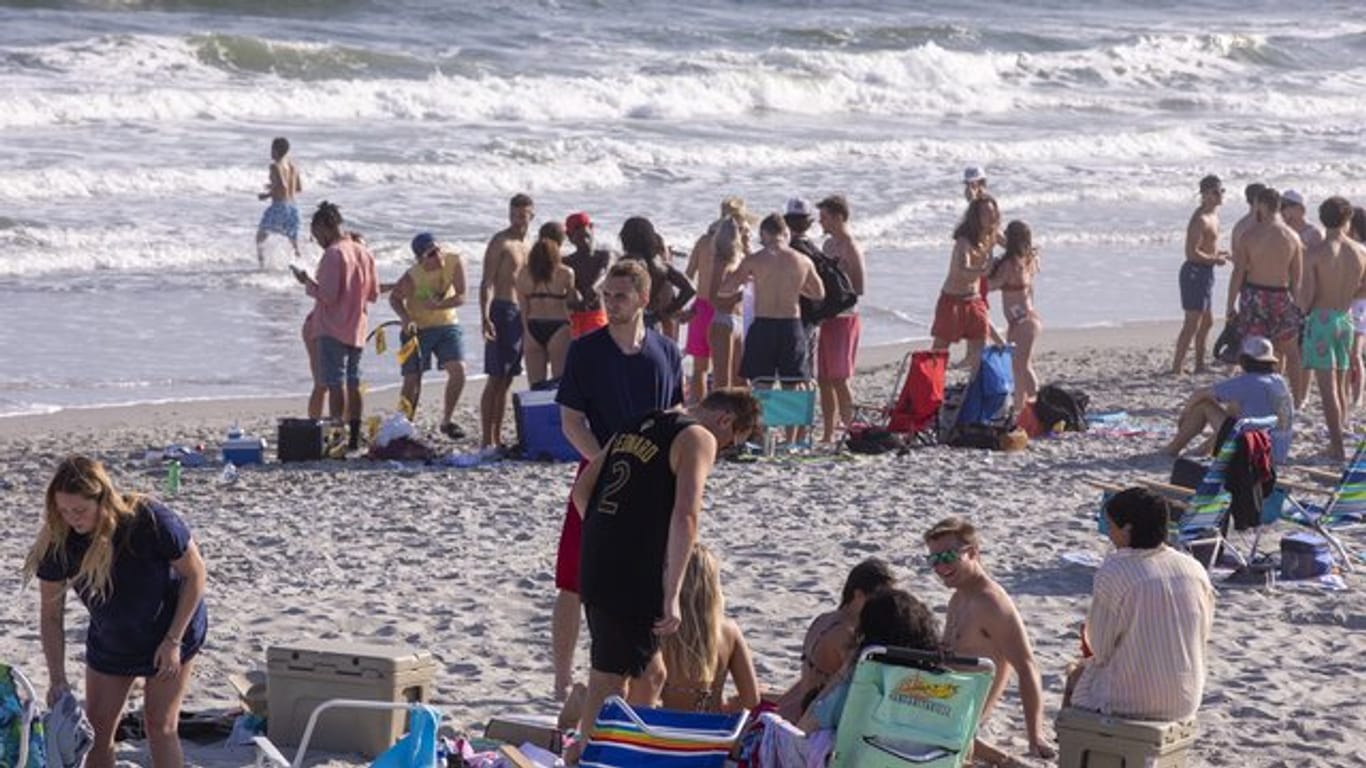 Ungeachtet der Ansteckungsgefahr durch das neuartige Coronavirus vergnügen sich Dutzende Studenten an einem Strand an der US-Ostküste.