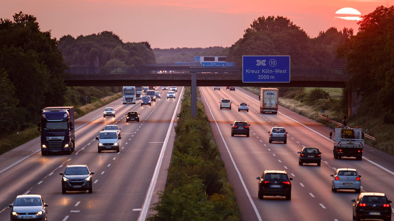 Abendlicher Verkehr auf der A4 bei Köln: Der individuelle Pkw-Verkehr macht rund 60 Prozent der Treibhausgas-Emissionen im Verkehrsbereich aus. (Symbolfoto)