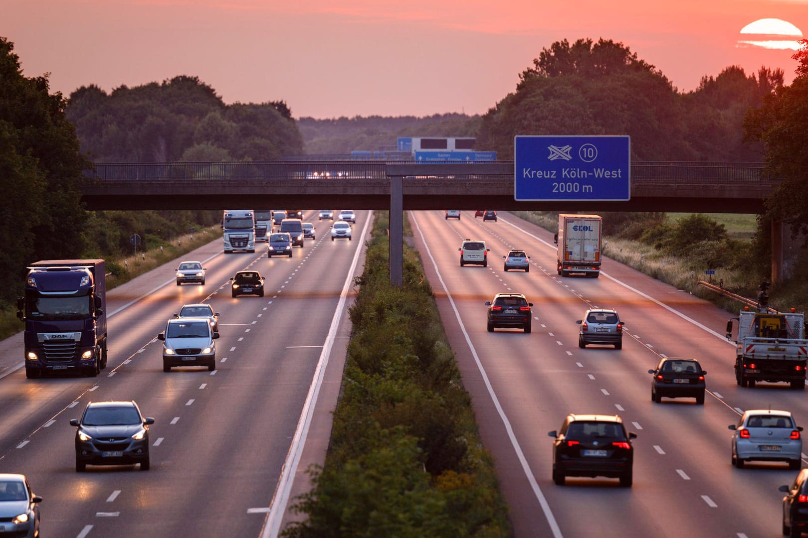 Abendlicher Verkehr auf der A4 bei Köln: Der individuelle Pkw-Verkehr macht rund 60 Prozent der Treibhausgas-Emissionen im Verkehrsbereich aus. (Symbolfoto)