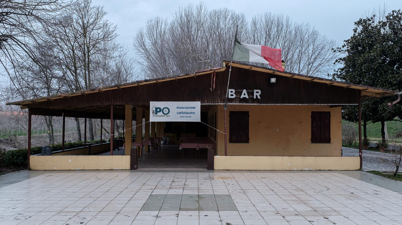 Geschlossen, wie fast alles in Norditalien: Eine Bar in Santo Stefano Lodigiano in der Provinz Lodi im Süden der Lombardei.