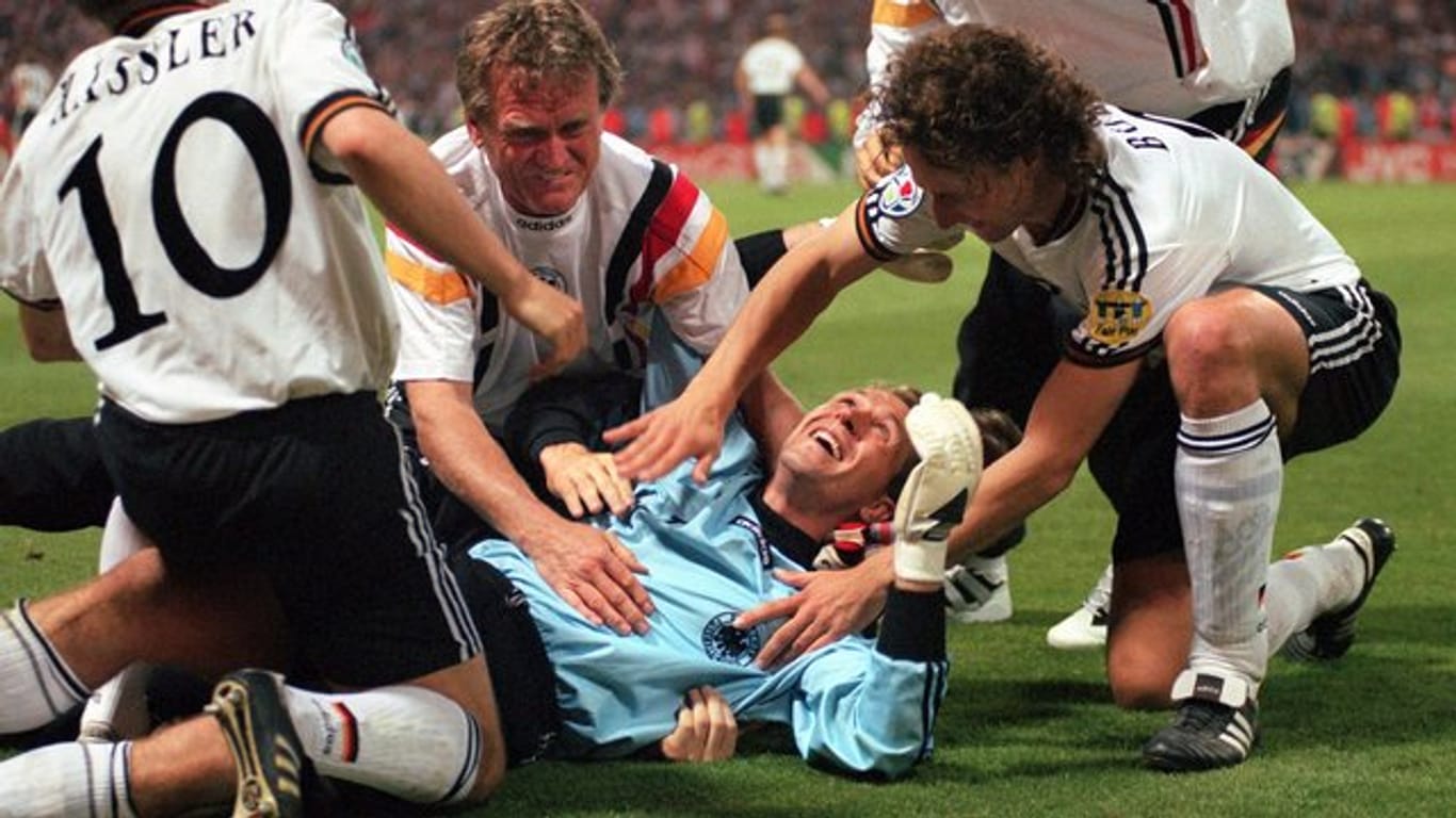 DFB-Torwart Andreas Köpke wird nach dem Sieg im Elfmeterschießen beim EM-Halbfinalspiel 1996 gegen England gefeiert.
