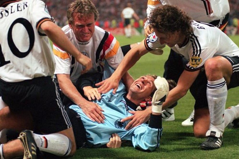 DFB-Torwart Andreas Köpke wird nach dem Sieg im Elfmeterschießen beim EM-Halbfinalspiel 1996 gegen England gefeiert.