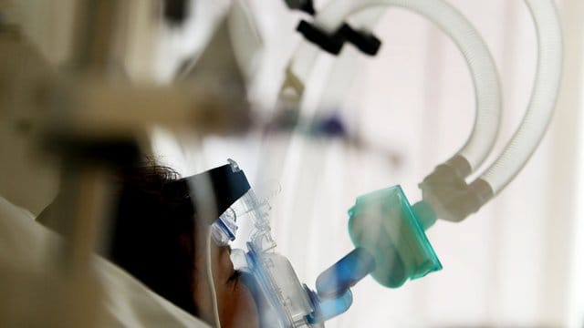 "Auch ein junger Patient ist nicht gefeit davor, einen schweren Verlauf zu haben", sagt der Chefarzt Clemens Wendtner von der Klinik für Infektiologie in der München Klinik Schwabing. "Auch ein junger Patient ist nicht gefeit davor, einen schweren Verlauf zu haben", sagt der Chefarzt Clemens Wendtner von der Klinik für Infektiologie in der München Klinik Schwabing.