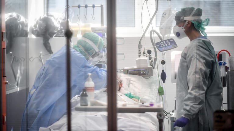 Medizinisches Personal behandelt auf der Intensivstation eines Krankenhauses in Italien einen Corona-Patienten: Auch in Deutschland wird das Virus junge Menschen treffen.