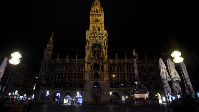 Der menschenleere Marienplatz in München.