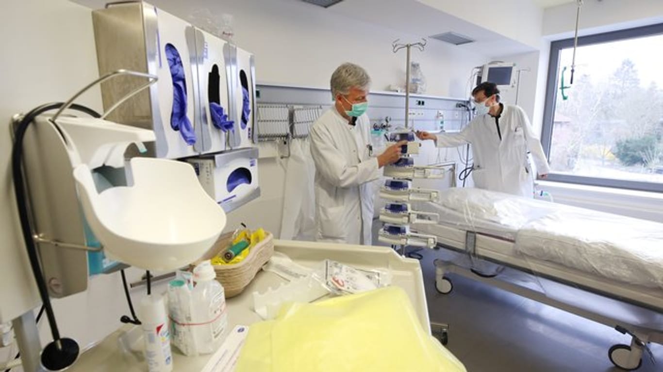 Ein Intensivbett mit Beatmungsgerät im Allgemeinen Krankenhaus Viersen.
