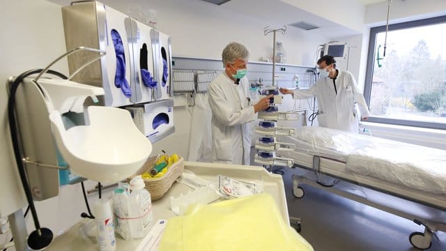 Ein Intensivbett mit Beatmungsgerät im Allgemeinen Krankenhaus Viersen. Ein Intensivbett mit Beatmungsgerät im Allgemeinen Krankenhaus Viersen.