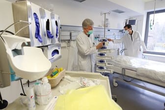 Ein Intensivbett mit Beatmungsgerät im Allgemeinen Krankenhaus Viersen.