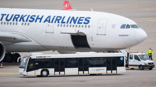 Das Archivbild zeigt ein Flugzeug von Turkish Airlines am Flughafen Hannover.